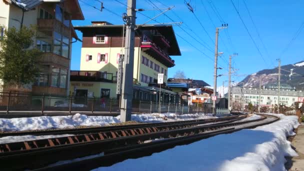 ツェル オーストリア 2019年2月28日 ツェラー湖のほとりに沿って近代的な赤い列車が運転し ツェル ゼーで2月28日に — ストック動画