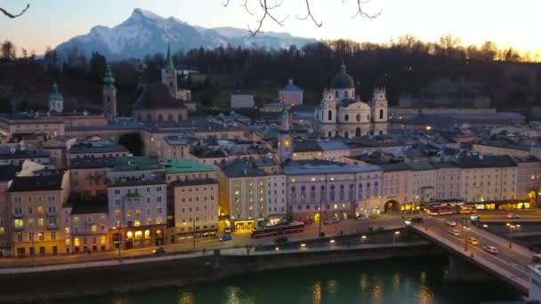 观看日落时分的老城区 背景是岩石阿尔卑斯山的剪影 萨尔扎克河和教堂的圆顶被照亮的堤坝 在屋顶上升起 奥地利萨尔茨堡 — 图库视频影像