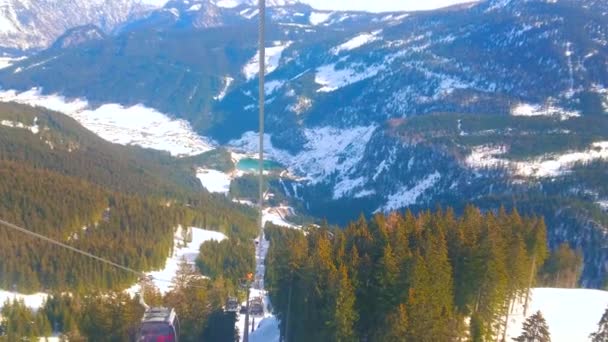 ゴサウ オーストリア 2019年2月26日 ゴサウで2月26日に ズヴィーゼラルム山の斜面に沿って乗って パノラマジェットZwieselalmケーブルカーからアルプスの風景をお楽しみください — ストック動画