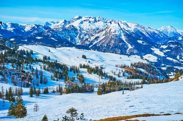 スキーリフト付きアルプスの風景、ズヴィーゼラルム山、ゴサウ、アウ — ストック写真