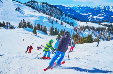 Kar koşular üzerinde kayakçılar, Zwieselalm Dağı, Gosau, Avusturya