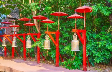 Wat Phan Tao 'da ritüel çan, Chiang Mai, Tayland