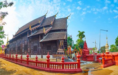 Panorama of Wat Phan Tao teak viharn, Chiang Mai, Tayland
