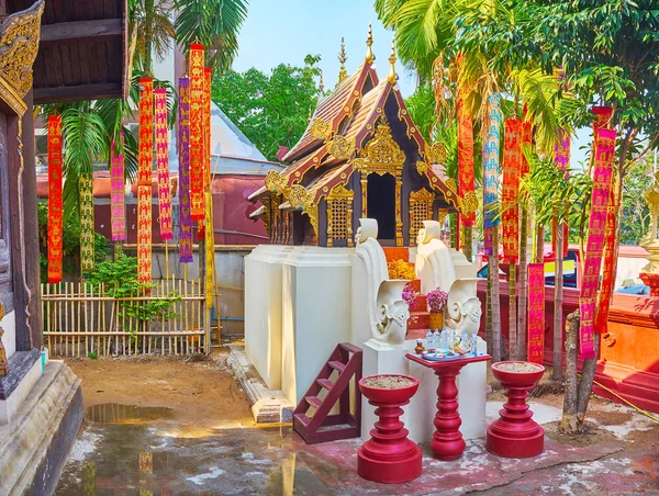 Der kleine Schrein in wat phan tao, chiang mai, Thailand — Stockfoto