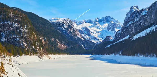 Winter Walk by Gosausee Lake, Gosau, Österrike — Stockfoto