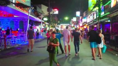 Patong, Tayland - 1 Mayıs 2019: Parlak ışıklı Bangla Road şehir gece hayatı deneyimi elde etmek için en iyi yerdir, onun yüksek sesle go-go barlar veya gece kulüpleri ziyaret, Patong Mayıs 1
