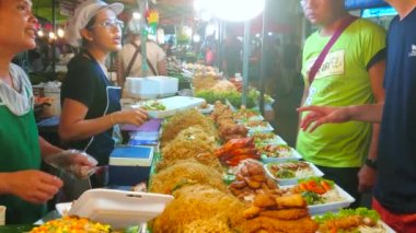 Patong, Tayland - 1 Mayıs 2019: Banzaan Fresh Market sokak gıda tezgah aşçılar füme et, derin kızarmış tavuk ve erişte ile sebze salatayapmak, Patong Mayıs 1