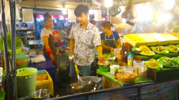 泰国巴东 2019年5月1日 5月1日 年轻的厨师在巴东邦拉街美食场露天厨房做火秀 用肉和面条烹饪炒菜 — 图库视频影像