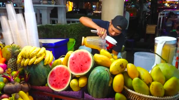 Patong Thaïlande 1Er Mai 2019 Vendeur Jus Fruits Frais Banzaan — Video