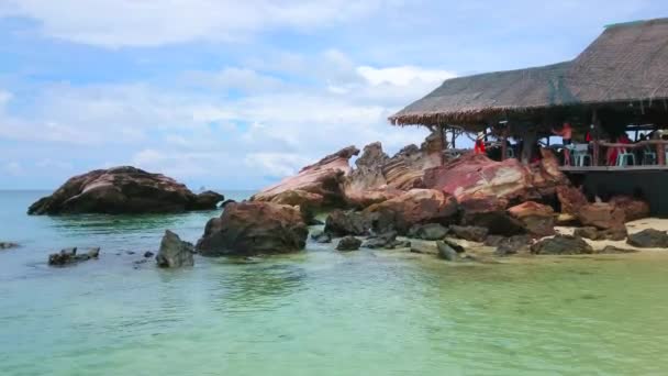 プーケット 2019年5月1日 カイナイ島は アンダマン海の白い砂浜と多数の観光小屋で 5月1日に 岩の風景 異なる形の巨大な岩で有名です — ストック動画