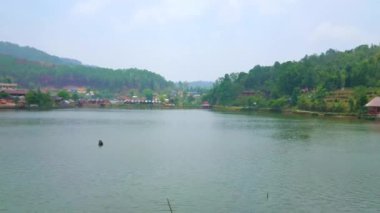 Mae Sa-Nga gölün kıyısında Shan tepeleri ile çevrilidir, yeşil ormanlar, bahçeler ve Ban Rak Tay Çin Yunnan çay köyü, Tayland evleri ile kaplı