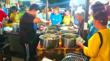 LAMPANG, THAILAND - 8 Mayıs 2019: 8 Mayıs 'ta Lampang' da, yiyecek tezgahının önünde kaotik sıra halinde, büyük miktarda Tayland mutfağı yemeği sunarak,