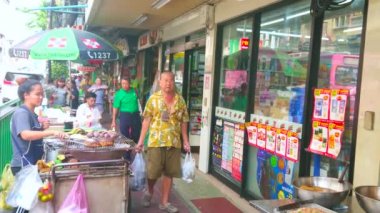 Bangkok, Tayland - 15 Mayıs 2019: Çin Mahallesi'ndeki Charoen Krung yolunun dar ve yoğun kaldırımı, 15 Mayıs'ta Bangkok'ta ızgara muz ve tatlı patates sunan, birçok mağaza ve sokak tezgahı ile