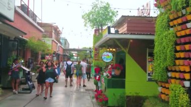 Bangkok, Tayland - 15 Mayıs 2019: 15 Mayıs'ta Bangkok'ta mağazalar, ticaret pavyonları, kafeler ve barlar ile kaplı Asiatique The Riverfront alışveriş merkezinin kalabalık sokak