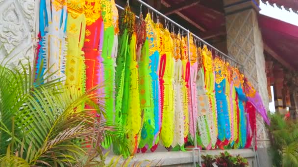 カラフルな儀式Lanna Flagsは タイのランプーン ランプーンのハールフンチャイ寺院のワット プラウのヴィハーン ルアンパバーンのテラスにかかっています — ストック動画