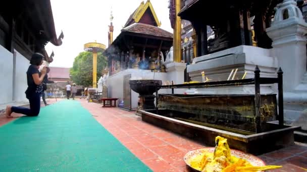 Lamhpun Thailandia Maggio 2019 Devoto Buddista Prega Sull Altare Phra — Video Stock