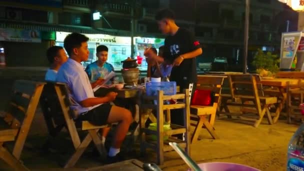 Lampang Thajsko Květen 2019 Skupina Dospívání Připravuje Thajskou Polévku Hliněném — Stock video