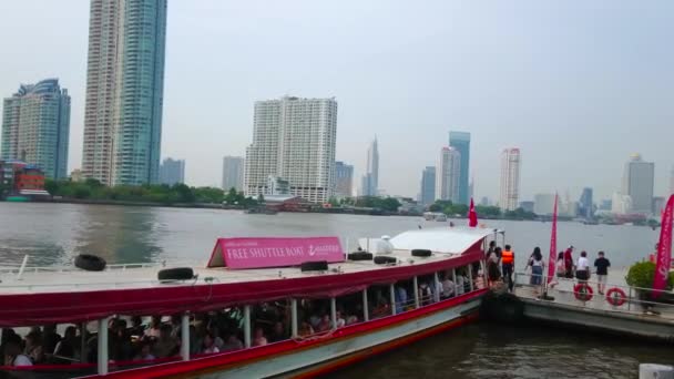 Bangkok Thailand Mei 2019 Gratis Pendelboot Aangekomen Bij Het Asiatique — Stockvideo