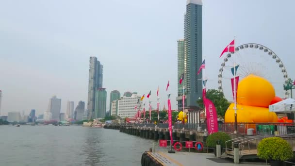 2019 아시아 프론트 쇼핑몰의 부두는 방콕에서 플래그 노란색 관람차와 현대적인 — 비디오