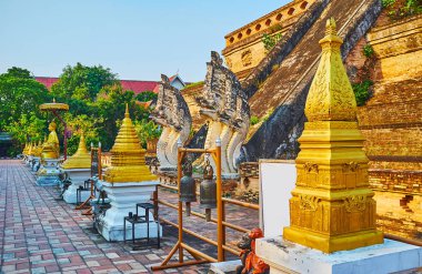 Phra önünde Gilt chedis Bu Chedi Luang, Wat Chedi Luang, 