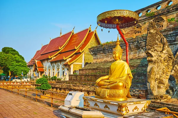 Gilt Buddha pod chatra parasol, Wat Chedi Luang, Chiang Mai, — Zdjęcie stockowe