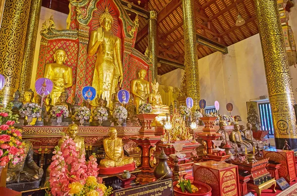 As esculturas no altar de Phra Viharn Luang, Wat Chedi Luang, C — Fotografia de Stock