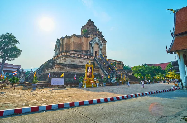 Las ruinas de Phra That Chedi Luang, Wat Chedi Luang, Chiang Mai — Foto de Stock
