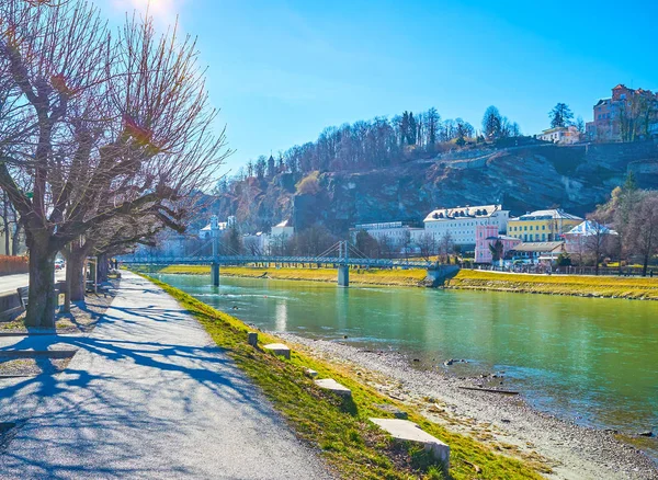 La promenade fluviale piétonne à Salzbourg, Autriche — Photo