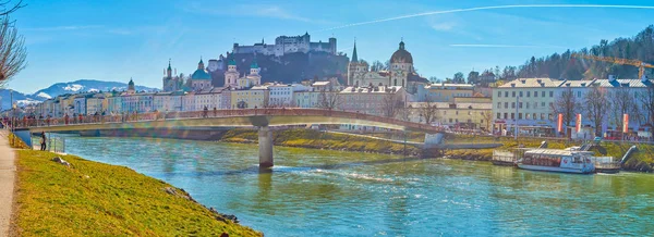 Picknick på Bank of Salzach med utsikt över Salzburgs slott, Austri — Stockfoto