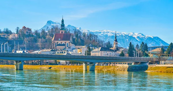 El terraplén del río Salzach en Salzburgo, Austria — Foto de Stock