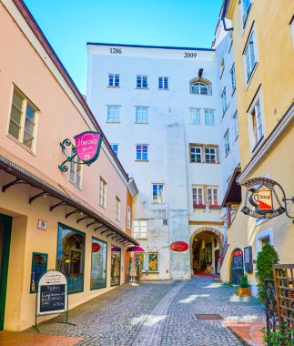 Mağaza ve restoranların yer ettiği küçük iç avlu, Salzburg,