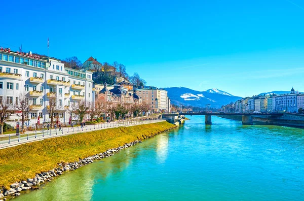 El paisaje urbano con el río Salzach, Salzburgo, Austria — Foto de Stock