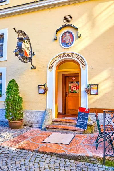 Der eingang zum historischen hotel in salzburg, österreich — Stockfoto