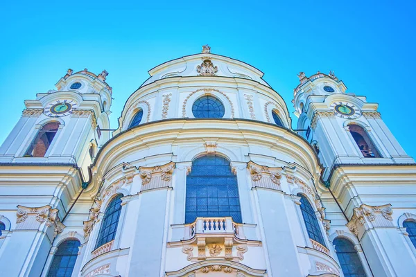 Фасад Коллегиенкирхе в Зальцбурге, Австрия — стоковое фото