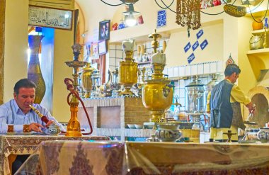 Azari Teahouse'da duman nargile, Tahran, İran