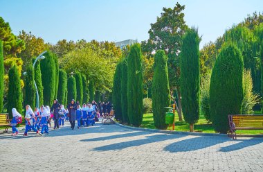 Laleh Park'ta kız öğrenciler, Tahran, İran