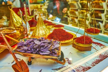 Mağaza vitrininde safran, Tajrish Bazaar, Tahran, İran