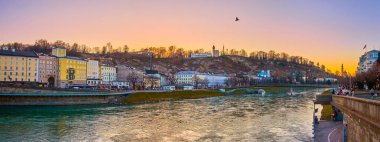 Salzburg, Avusturya'da akşam yürüyüşü