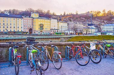 Salzbu Salzach nehri dolgu üzerinde bisiklet park