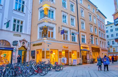 Salzburg, Avusturya'daki dar ortaçağ caddesi
