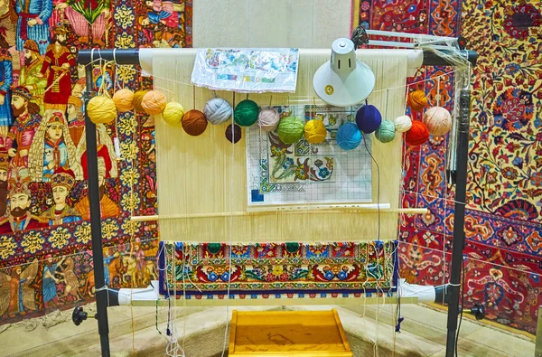 El telar de la mano en Irán Museo de alfombras, Teherán — Foto de Stock