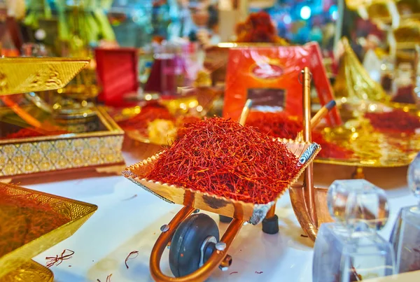 Шафран в магазине специй таджишского базара, Тегеран, Иран — стоковое фото