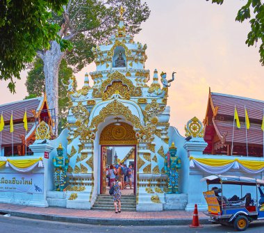 Gün batımında Wat Chedi Luang kapısı, Chiang Mai, Tayland