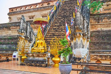 Naga muhafızları arasında Gilt Buddha, Wat Chedi Luang, Chiang Mai, T