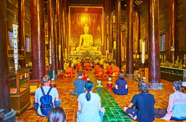 Uctívání v chrámu Wat Phan Tao, Chiang Mai, Thajsko — Stock fotografie