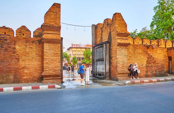 Las ruinas del muro de la fortaleza, Chiang Mai, Tailandia — Foto de Stock