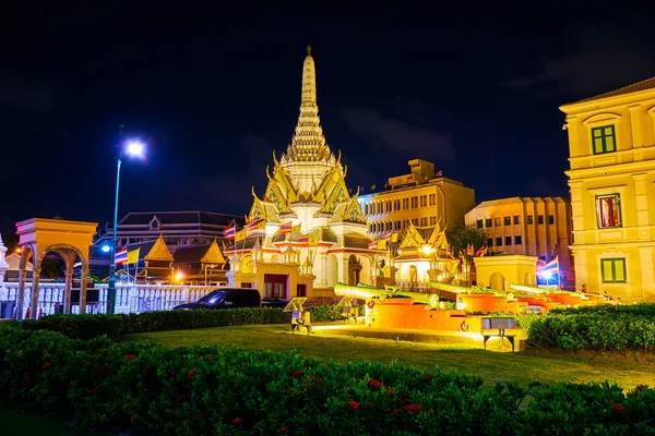 El templo de San Lak Mueang en iluminación nocturna, Bangkok, Thaila — Foto de Stock