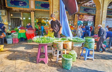 Sokak sebze satıcısı, Tajrish Bazaar, Tahran, İran