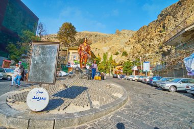 Sarband Meydanı'nda dağcı heykeli, Tahran, İran