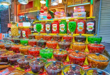 Darband, Tahran, İran'ın tezgahında meyve turşusu